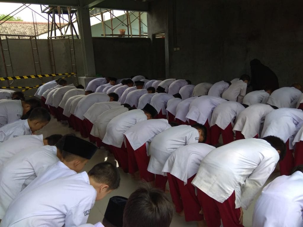 MENCOBA MUSHALLA BARU: PRAKTIK SHALAT