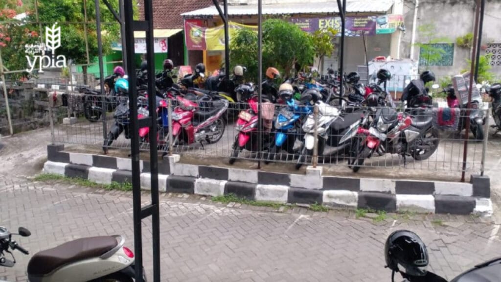Motor Mahasiswa dan Parkiran Masjid
