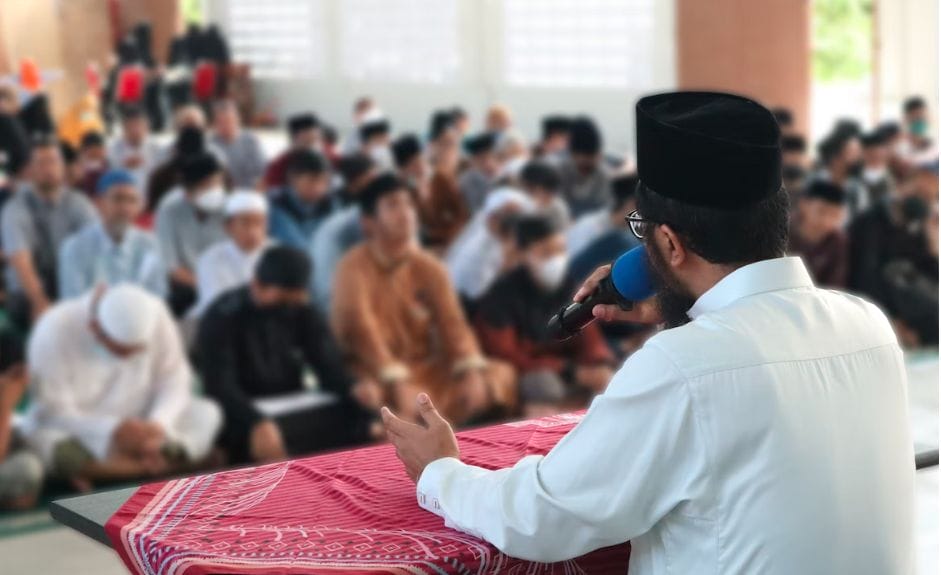 Bapak-Bapak Serius Belajar Tauhid di Ma’had Yaa Abati
