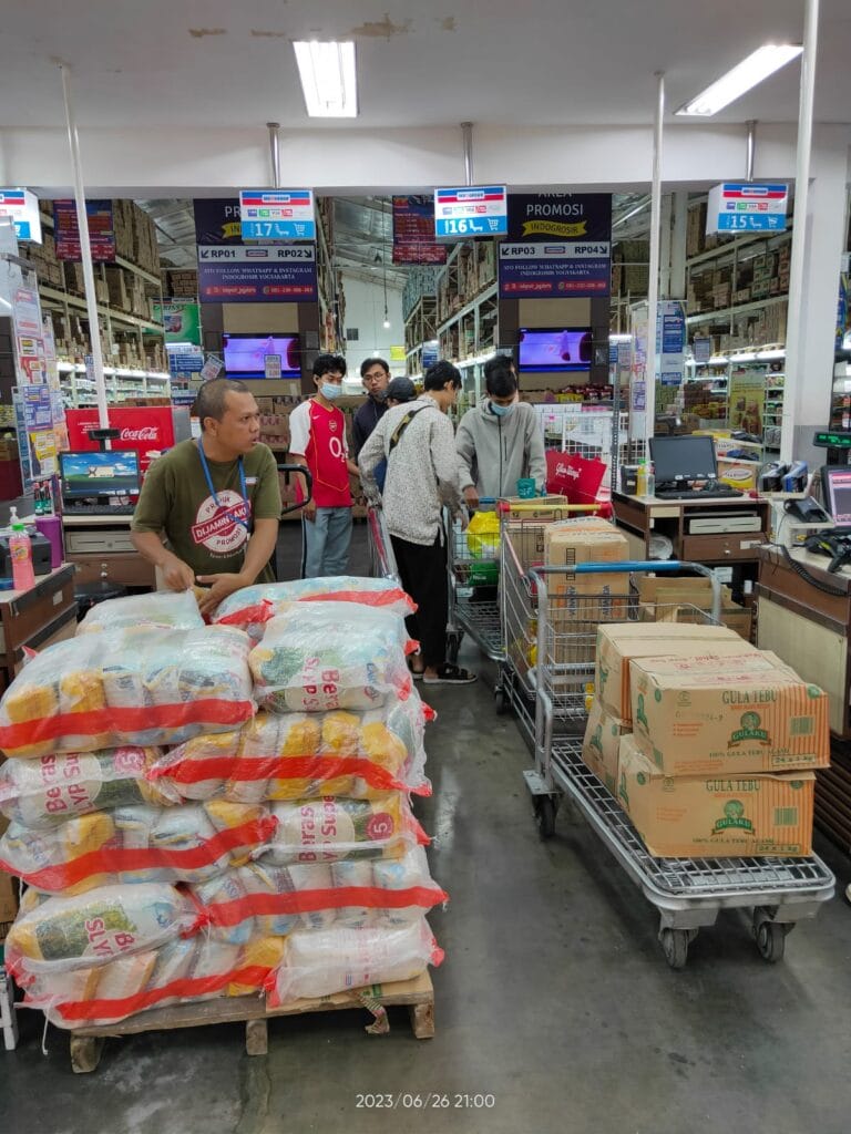 Relawan YPIA Siapkan 100 Paket Sembako untuk Dibagikan kepada Warga